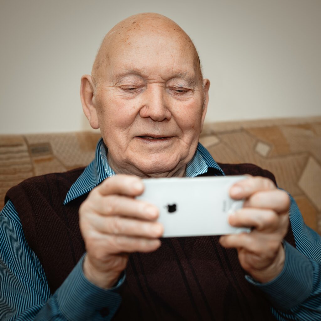 Las personas mayores pueden ser víctimas fáciles de estafas digitales.